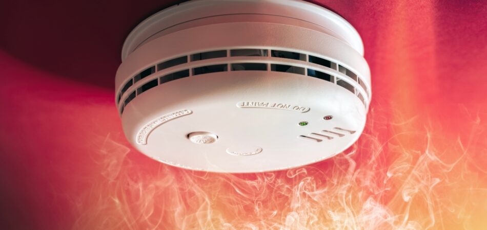 Smoke,alarm,detector,and,interlinked,fire,alarm,in,action,background